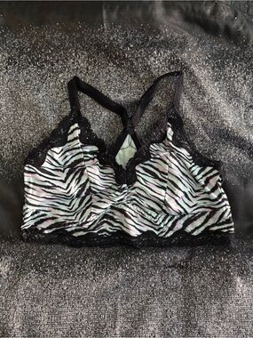 Torrid Bralette in Black and Mint Zebra-Stripe Lace Trim Sz 0